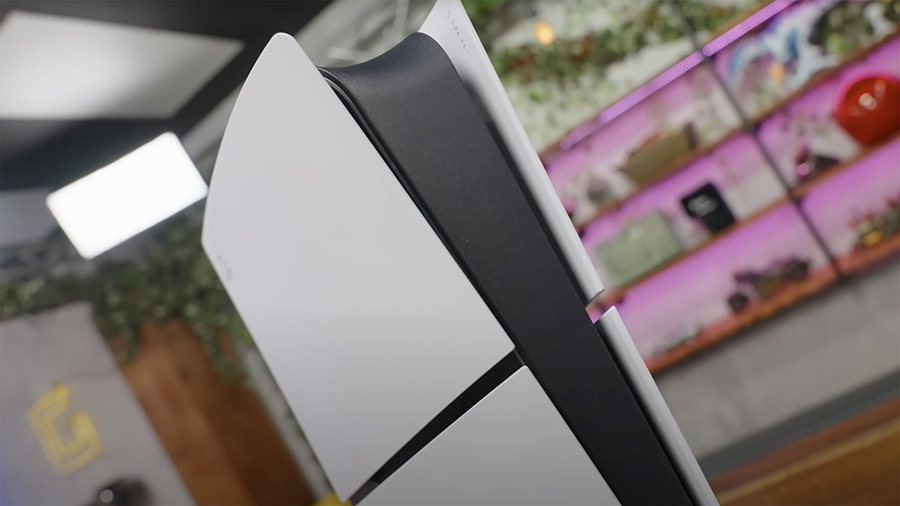 Comienza a llegar una PS5 Digital en acabado mate y menor almacenamiento