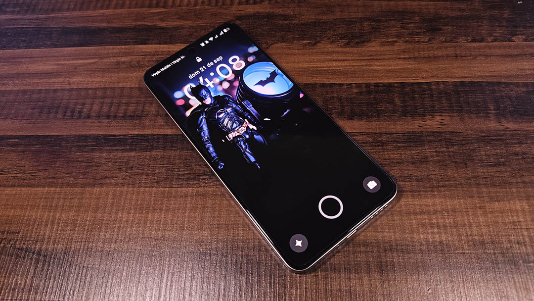 Cuenta con una increíble pantalla AMOLED a 144Hz, pero también puedes adaptarla a tus necesidades.